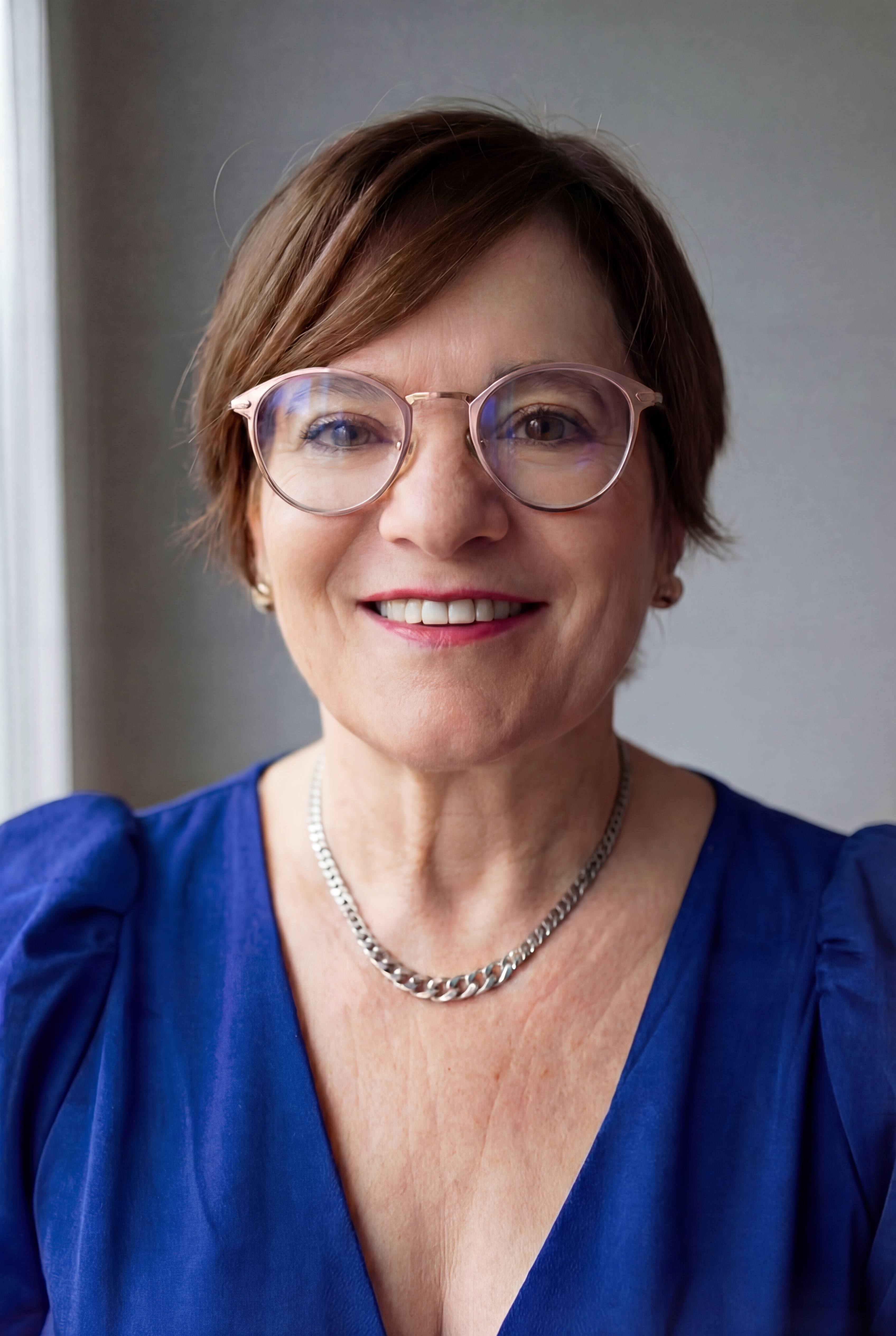 Ambiance chaleureuse et intimiste, cartes et lumière naturelle